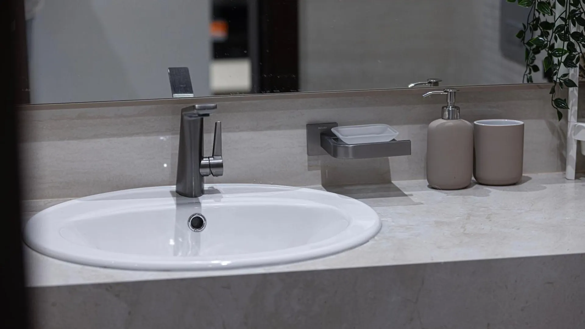 Modern 1Br In Nobles Tower With Gym & Pool Apartment Dubai