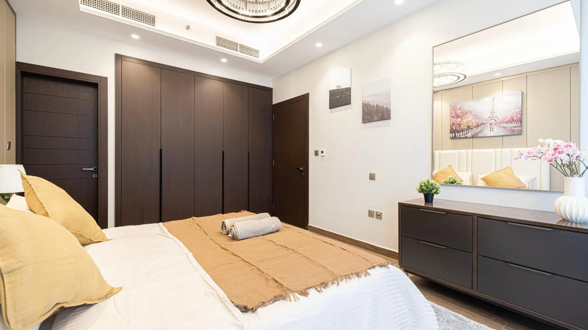 Modern 1Br In Nobles Tower With Gym & Pool Apartment Dubai
